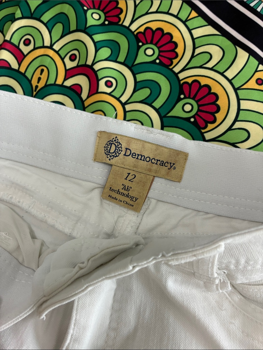 Democracy White Cropped Jeans - Picture 3 of 7